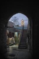 rua estreita com lojas e escadas na velha jerusalém à noite foto