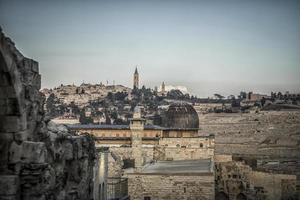 uma bela vista dos edifícios e paredes da cidade velha de jerusalém foto