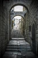 ruas estreitas e paredes de pedra da cidade velha de jerusalém foto