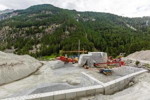trabalho de construção nos alpes. Zermatt, Suíça. equipamento lagarta. foto