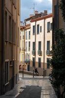 vistas de uma pequena cidade no sul da frança foto