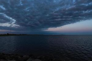 pôr do sol com nuvens escuras foto