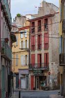 vistas de uma pequena cidade no sul da frança foto