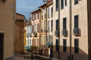 vistas de uma pequena cidade no sul da frança foto