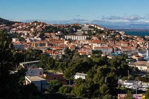 vistas de uma pequena cidade no sul da frança foto