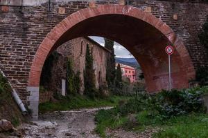 vistas de uma pequena cidade no sul da frança foto