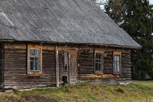 velhas casas tradicionais na Letônia foto