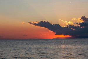 pôr do sol com nuvens escuras foto