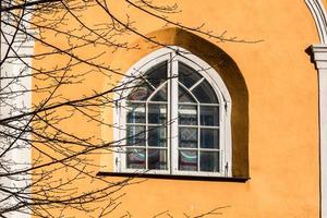 vistas do centro da cidade de riga em uma manhã ensolarada foto