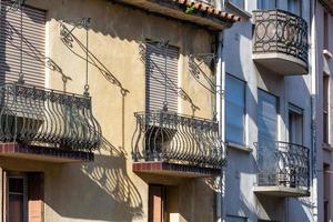 vistas de uma pequena cidade no sul da frança foto