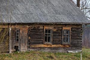 velhas casas tradicionais na Letônia foto