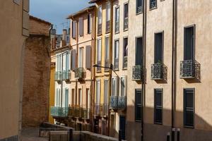 vistas de uma pequena cidade no sul da frança foto