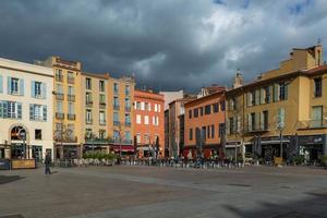 vistas de uma pequena cidade no sul da frança foto