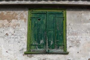 velhas casas tradicionais na Letônia foto