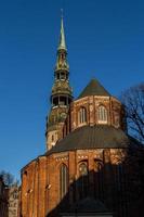 vistas do centro da cidade de riga em uma manhã ensolarada foto