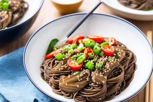 macarrão delicioso. refeição de fast-food com macarrão apetitoso e pauzinhos. foto