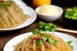 macarrão delicioso. refeição de fast-food com macarrão apetitoso e pauzinhos. foto