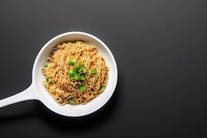 macarrão delicioso. refeição de fast-food com macarrão apetitoso e pauzinhos. foto