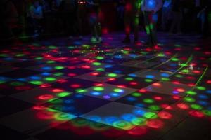 discoteca na pista de dança. manchas de flores no chão. música colorida dentro de casa. foto