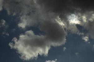 nuvens no céu. céu no verão. tempo lá em cima. dia de verão. foto