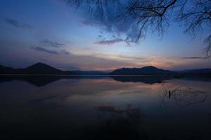 luz da noite após o pôr do sol na província de suphanburi do reservatório de lam taphan, tailândia foto