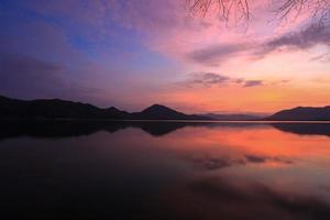 luz da noite após o pôr do sol na província de suphanburi do reservatório de lam taphan, tailândia foto