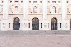 milão, itália - construção do mercado de ações - borsa di milano, finanças italianas e núcleo de negócios. foto