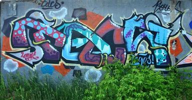 arte de rua. graffiti colorido na parede. fragmento para segundo plano. detalhe abstrato de um graffiti foto