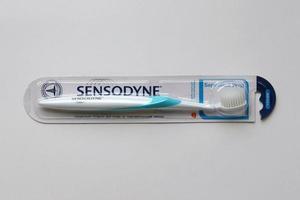 kyiv, ucrânia - 4 de maio de 2022 sensodyne nova marca de escova de dentes para dentes sensíveis foto