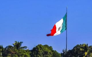 mexicano verde branco bandeira vermelha em zicatela puerto escondido méxico. foto