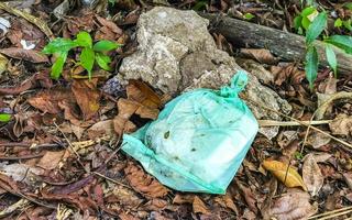 lixo lixo lixo e poluição na natureza no méxico. foto