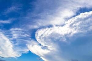 nuvens cumulus de formação de nuvens explosivas no céu no méxico. foto
