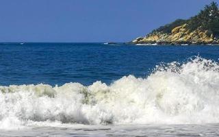 extremamente grandes ondas de surfista na praia puerto escondido méxico. foto