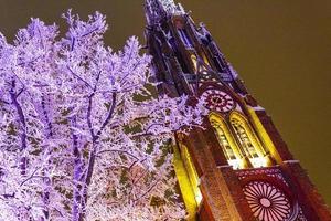 mitte bremerhaven alemanha 2010 grande igreja iluminada no mercado de natal bremerhaven à noite alemanha. foto