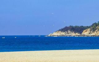 praia areia azul água enorme surfista ondas puerto escondido mexico. foto