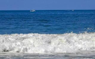 extremamente grandes ondas de surfista na praia puerto escondido méxico. foto