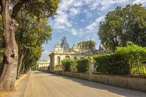 belo parque e estrada para a galeria borghese conhecida em toda a europa no centro histórico de roma itália foto