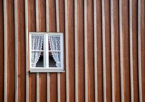 janela de madeira de beleza com cortinas em uma parede de fachada de casa. foto