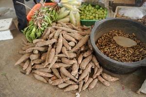 mandioca é vendida em mercados tradicionais foto