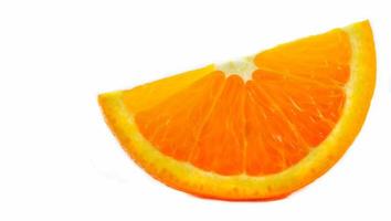 fatia de fruta laranja fresca isolada em fundo branco foto