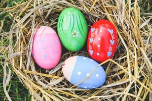 ovos de páscoa no ovo de ninho tradição festiva decorada colorida na grama verde foto