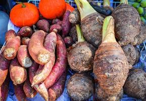 pilha de inhame doce roxo e batata de raiz de taro e fundo de abóbora foto