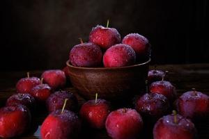 prato de barro com maçãs vermelhas. fundo de maçãs vermelhas maduras. foto