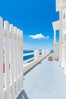 arquitetura branca na ilha de santorini, grécia. bela paisagem de verão, vista para o mar. cenário perfeito de porta branca e vista para o mar sob o céu azul. conceito idílico de destino de férias de verão foto