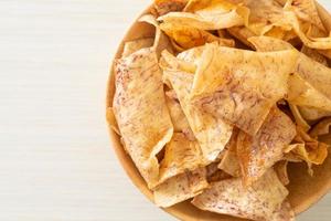 chips de taro doce crocantes - lanche foto