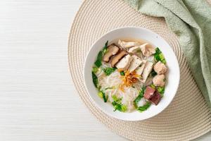 sopa de macarrão de arroz vietnamita com linguiça vietnamita, legumes servidos e cebola crocante foto