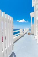 bela entrada branca do hotel santorini ou resort com mar azul, vista para o céu. férias de luxo e conceito de férias, destino de viagem. ilha de santorini, grécia. arquitetura de porta branca foto