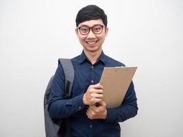 homem de óculos com mochila segurando quadro de documentos sorriso feliz foto