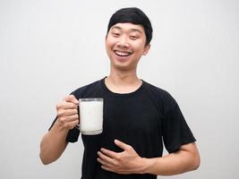 homem alegre segurando leite estar cheio saudável foto
