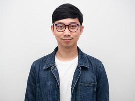 retrato homem bonito vestindo óculos camisa jeans, homem asiático óculos sorriso foto de estúdio